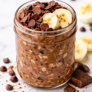 chocolate banana overnight oats- Chocolate Banana Overnight Oats Chocolate banana overnight oats with cottage cheese for a high protein breakfast that’s easy, creamy, and naturally sweet.
